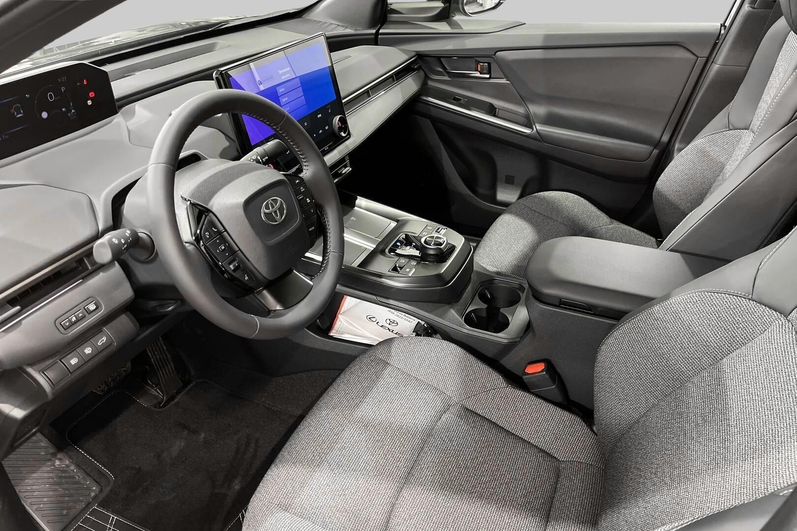 Toyota bZ4X iso kuva 7