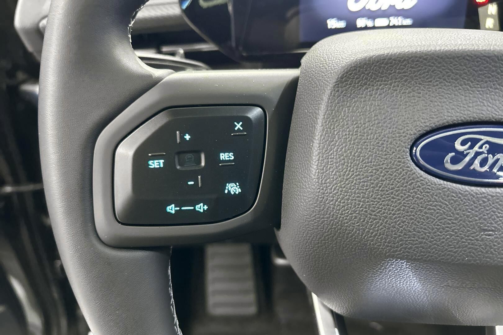 Ford Explorer iso kuva 22