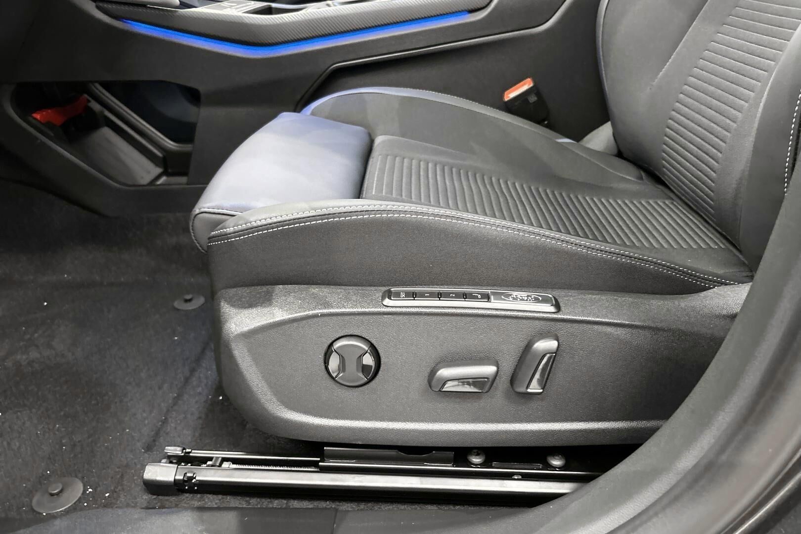 Ford Explorer iso kuva 28