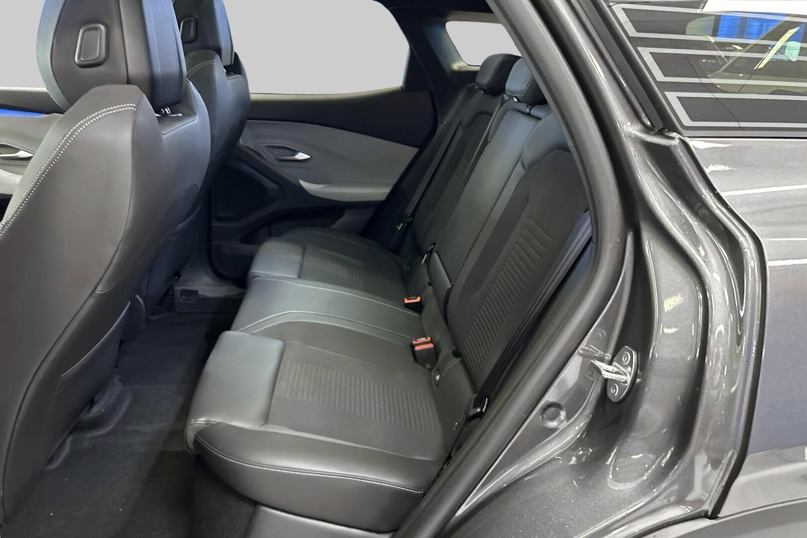 Ford Explorer iso kuva 9