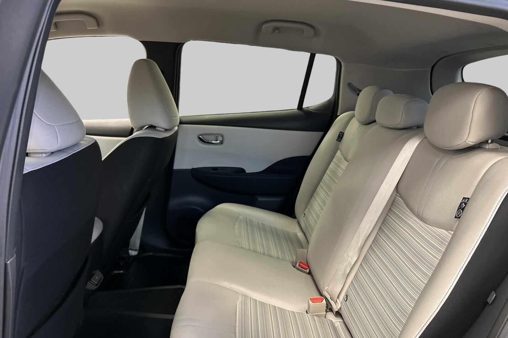 NISSAN LEAF iso kuva 10