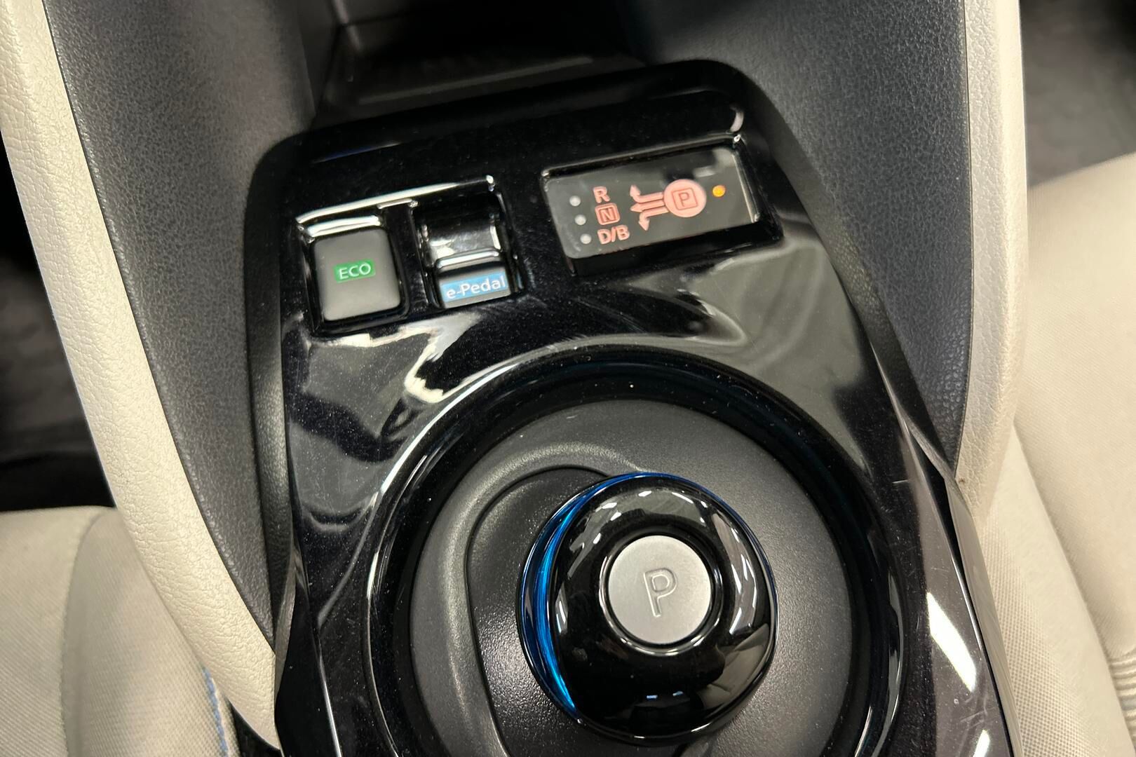 NISSAN LEAF iso kuva 21