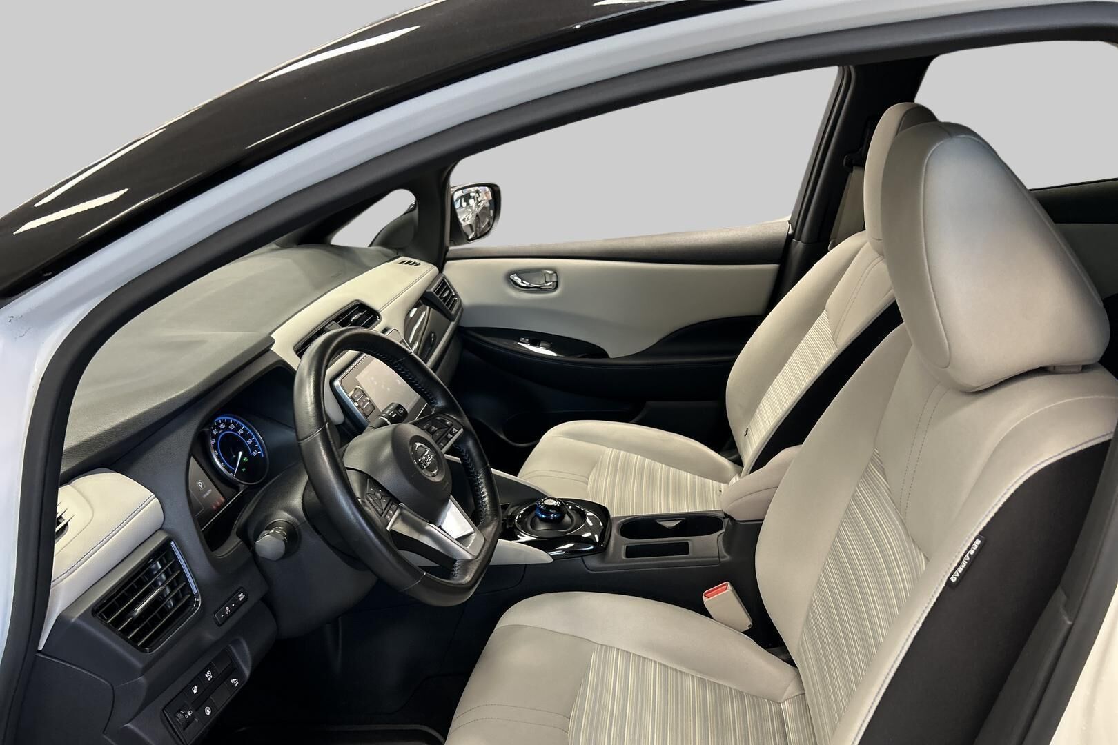 NISSAN LEAF iso kuva 9