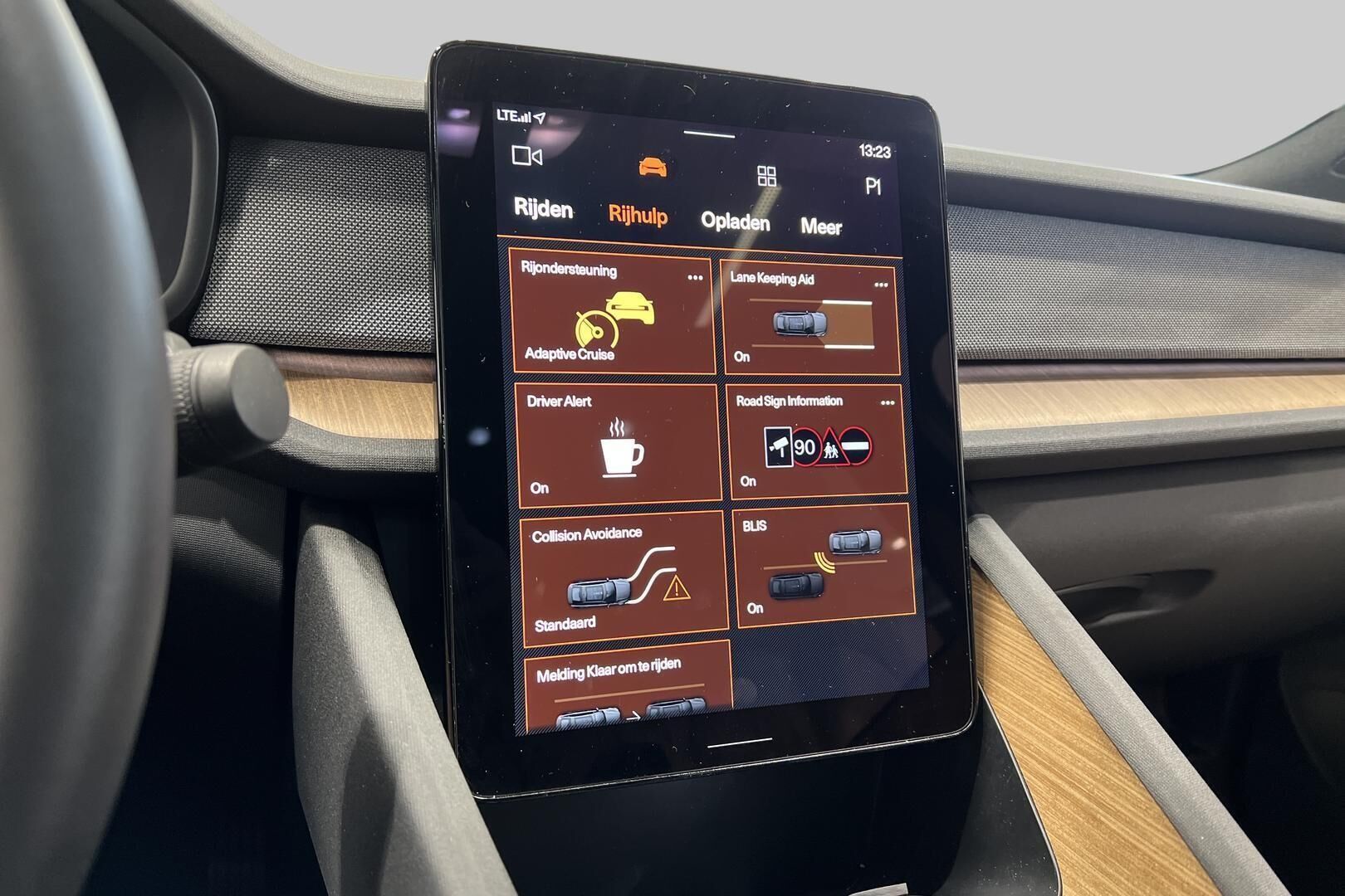 POLESTAR 2 iso kuva 17