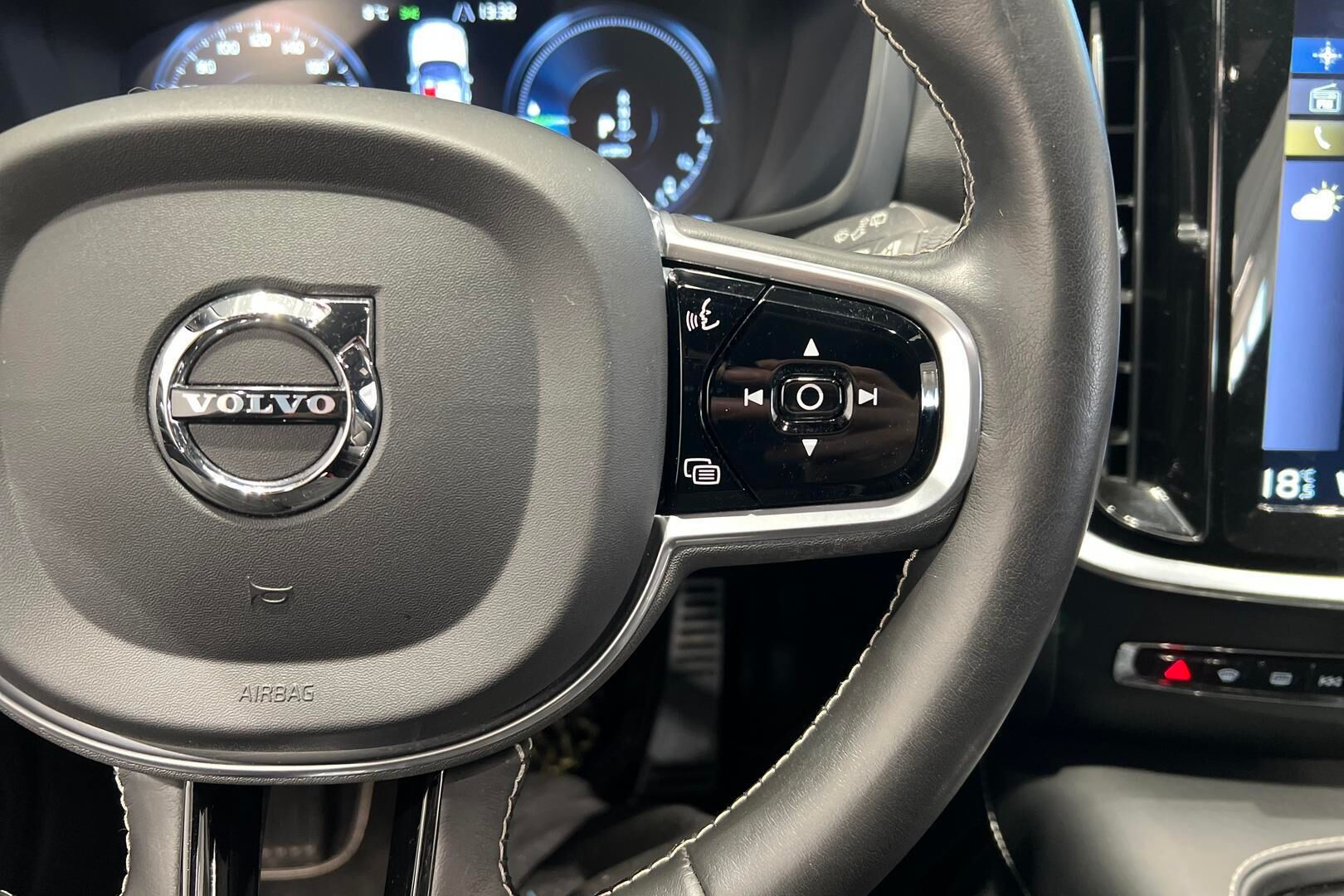 VOLVO V60 iso kuva 24