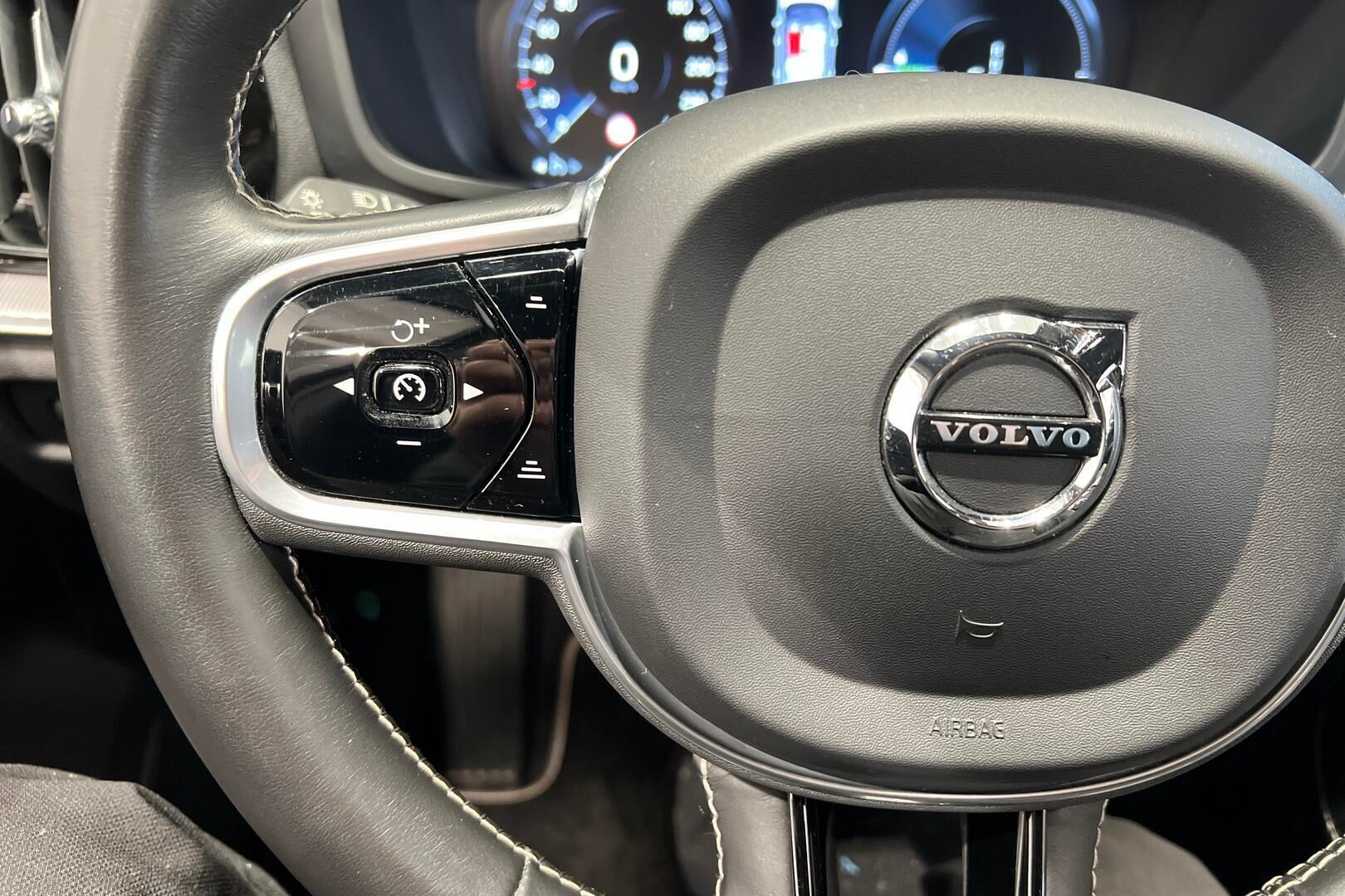 VOLVO V60 iso kuva 25