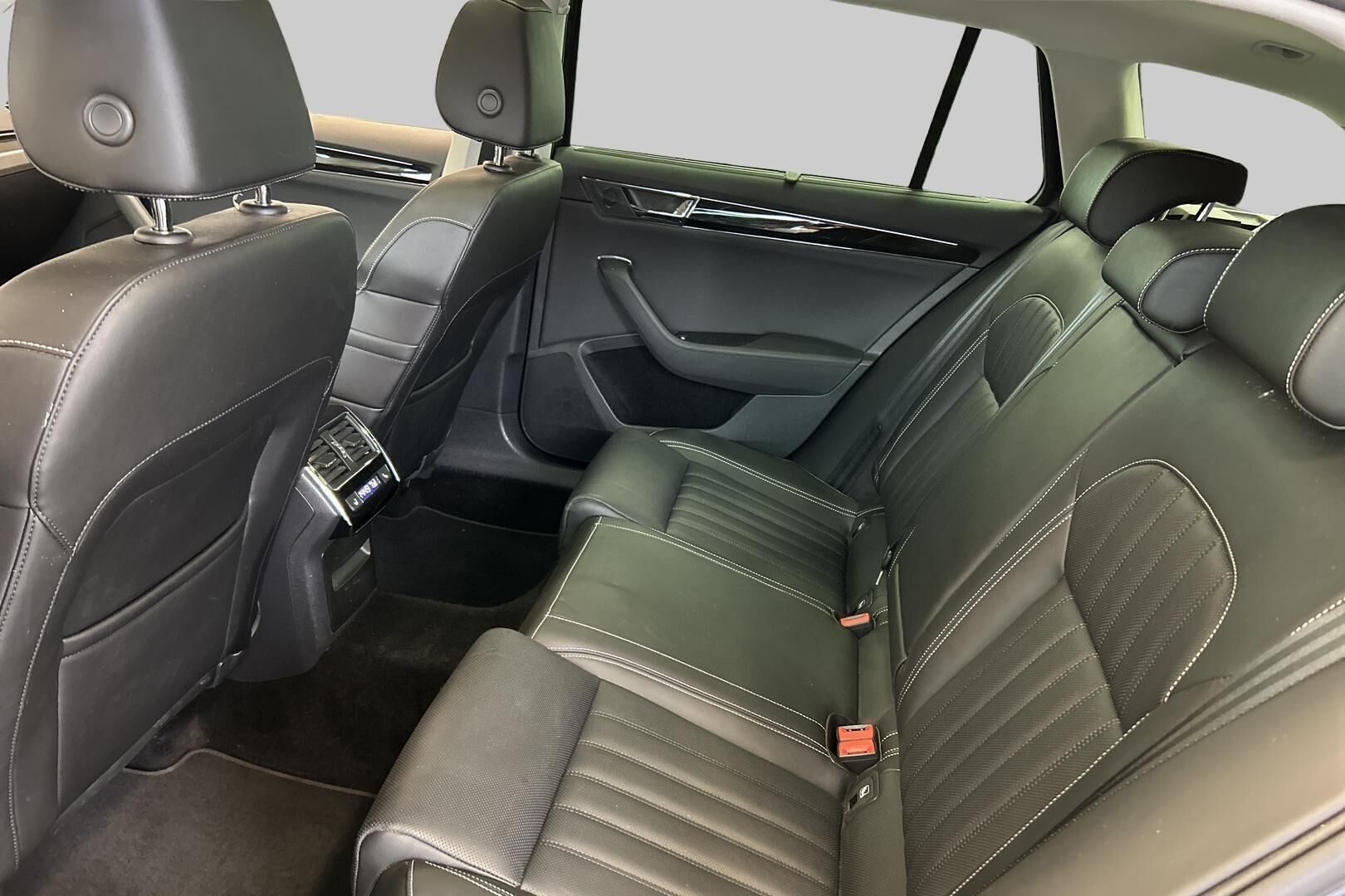 SKODA Superb iso kuva 9