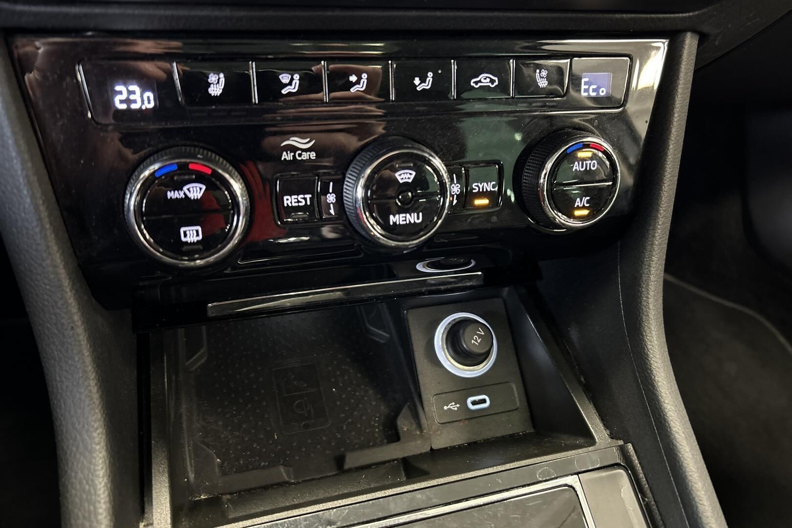 SKODA Superb iso kuva 23