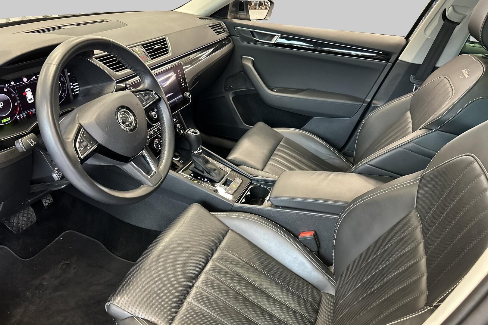 SKODA Superb iso kuva 8