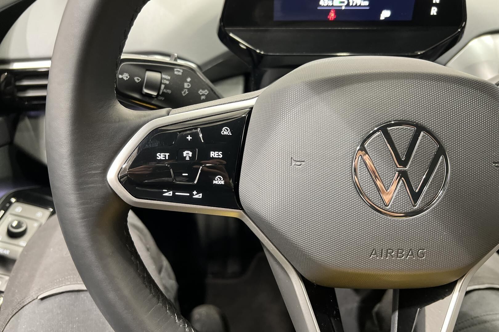 VOLKSWAGEN ID.4 iso kuva 26