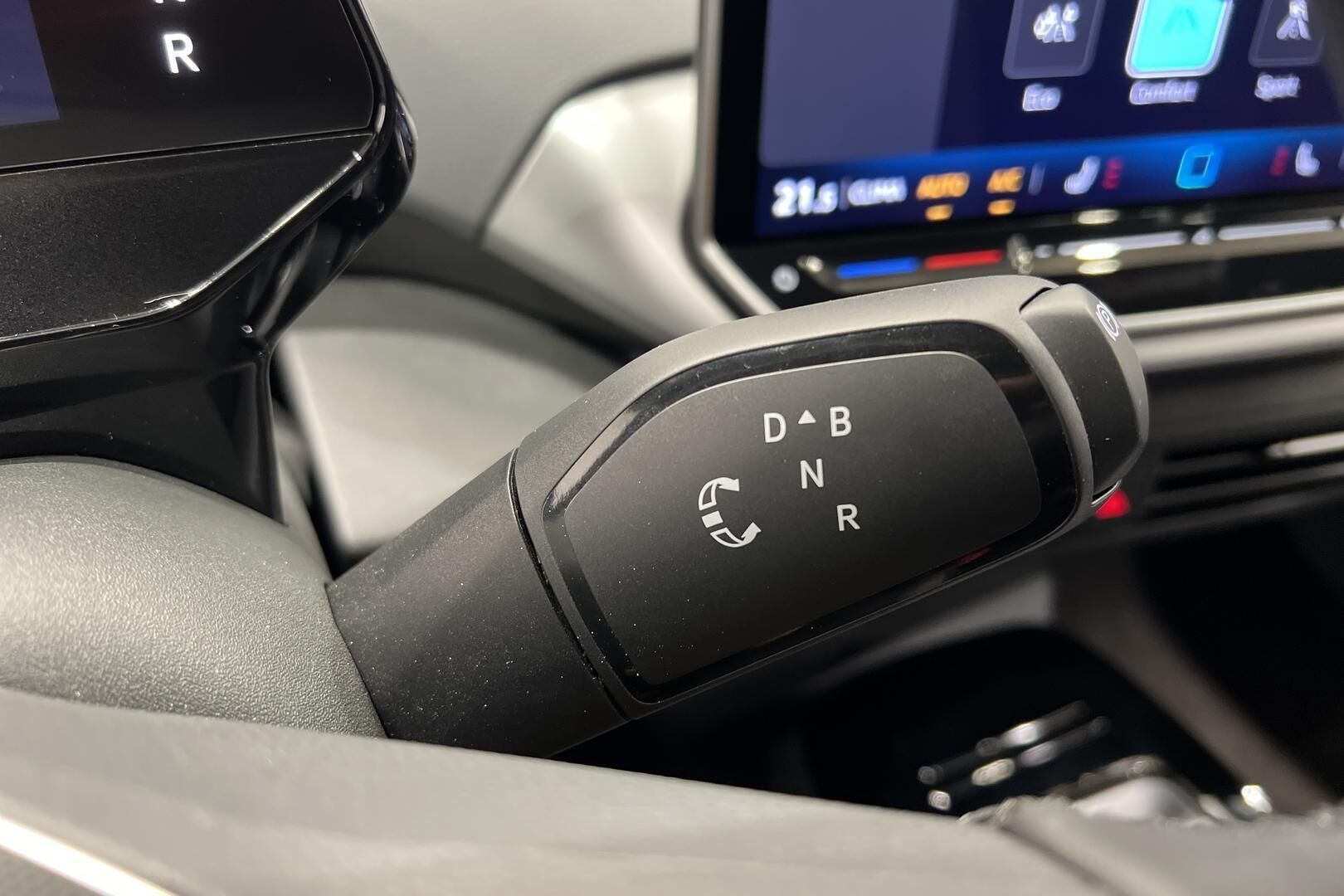 VOLKSWAGEN ID.4 iso kuva 27