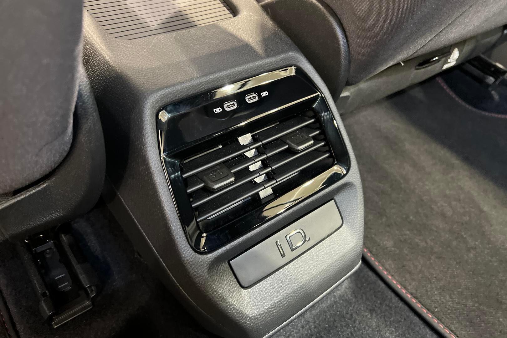 VOLKSWAGEN ID.4 iso kuva 30