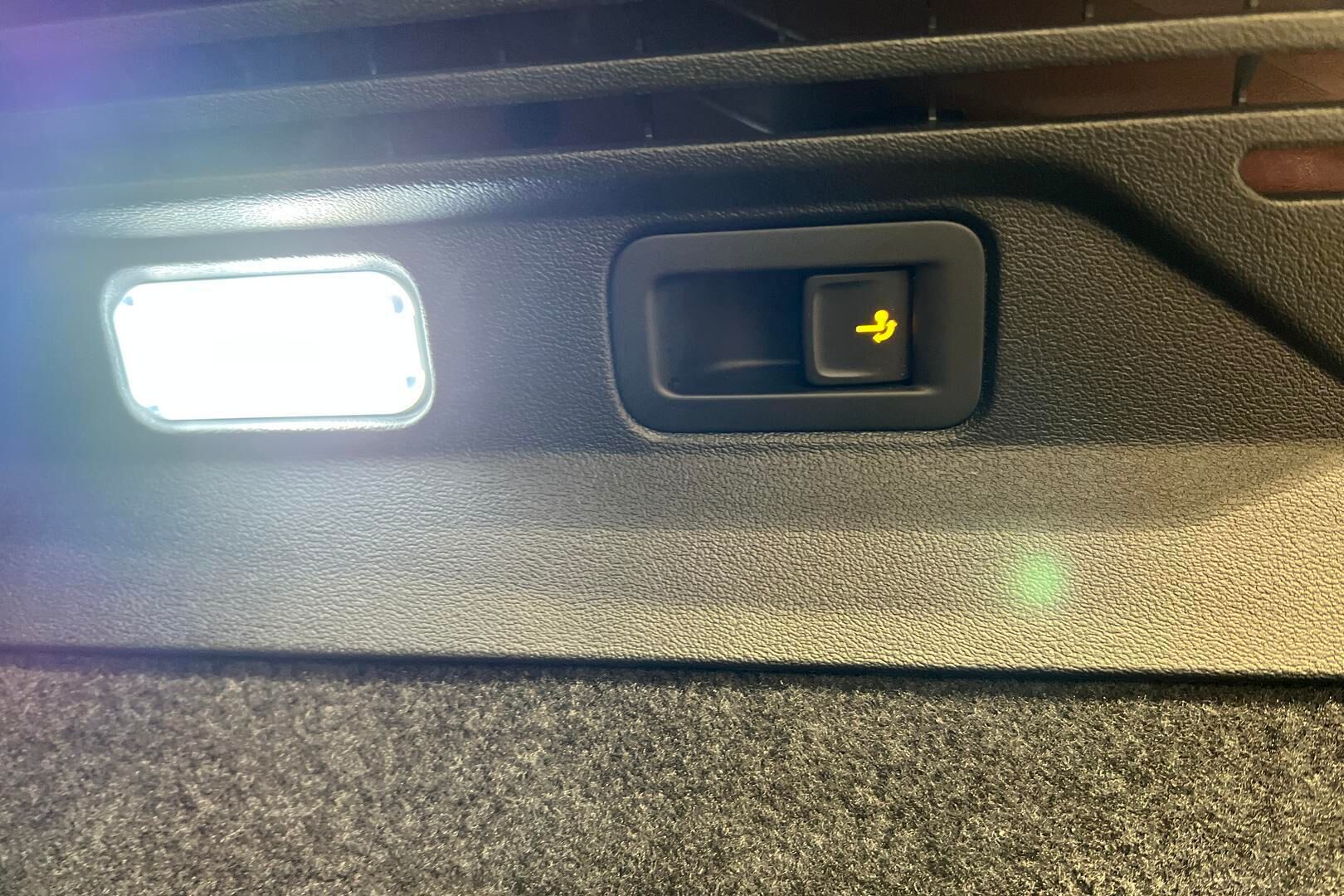 VOLKSWAGEN ID.4 iso kuva 32