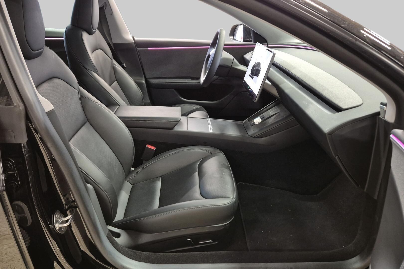 TESLA MODEL 3 iso kuva 4