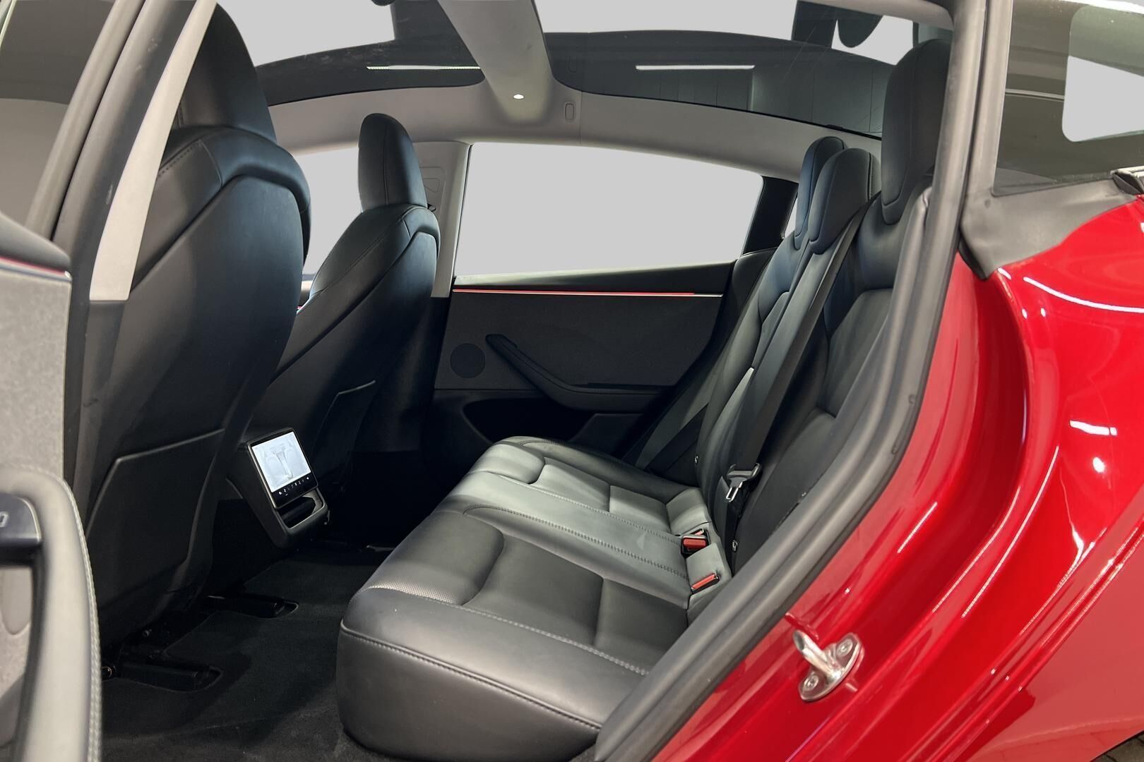 TESLA MODEL 3 iso kuva 10