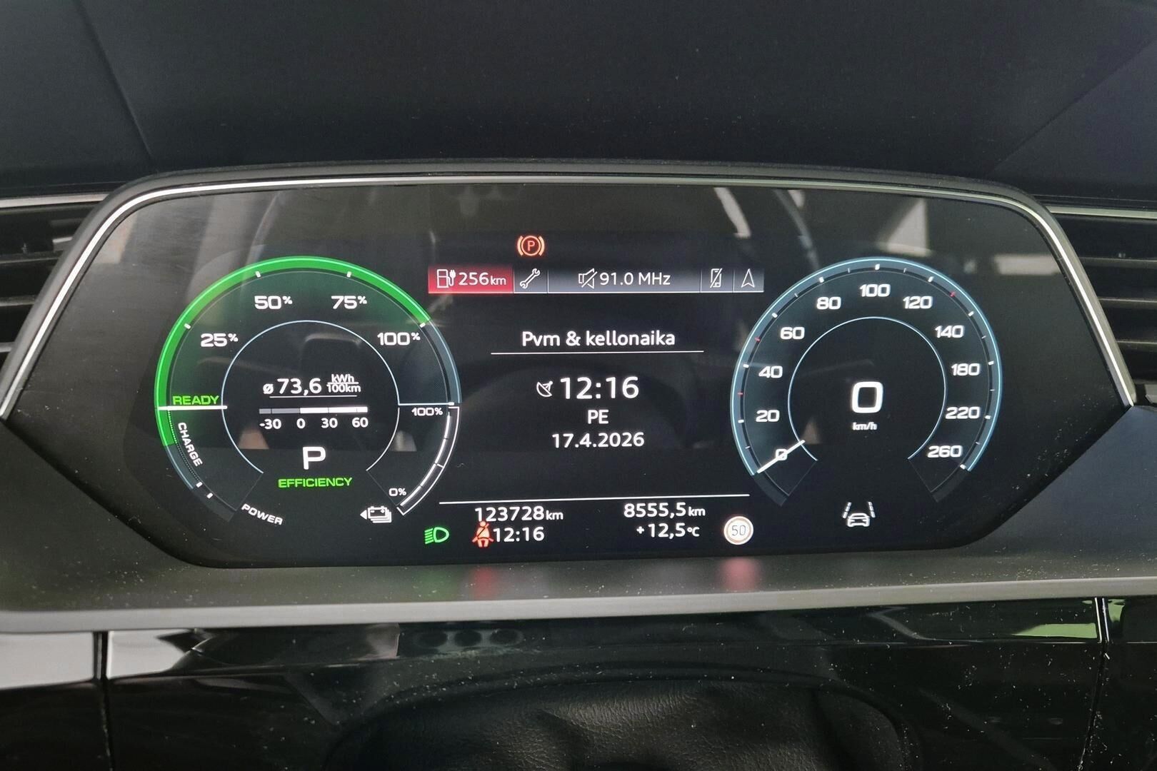 AUDI E-TRON iso kuva 9