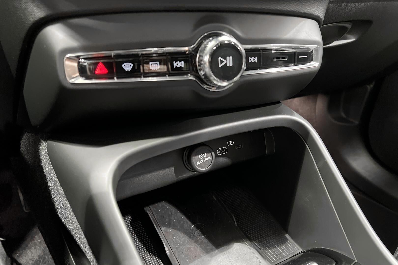 VOLVO C40 iso kuva 21