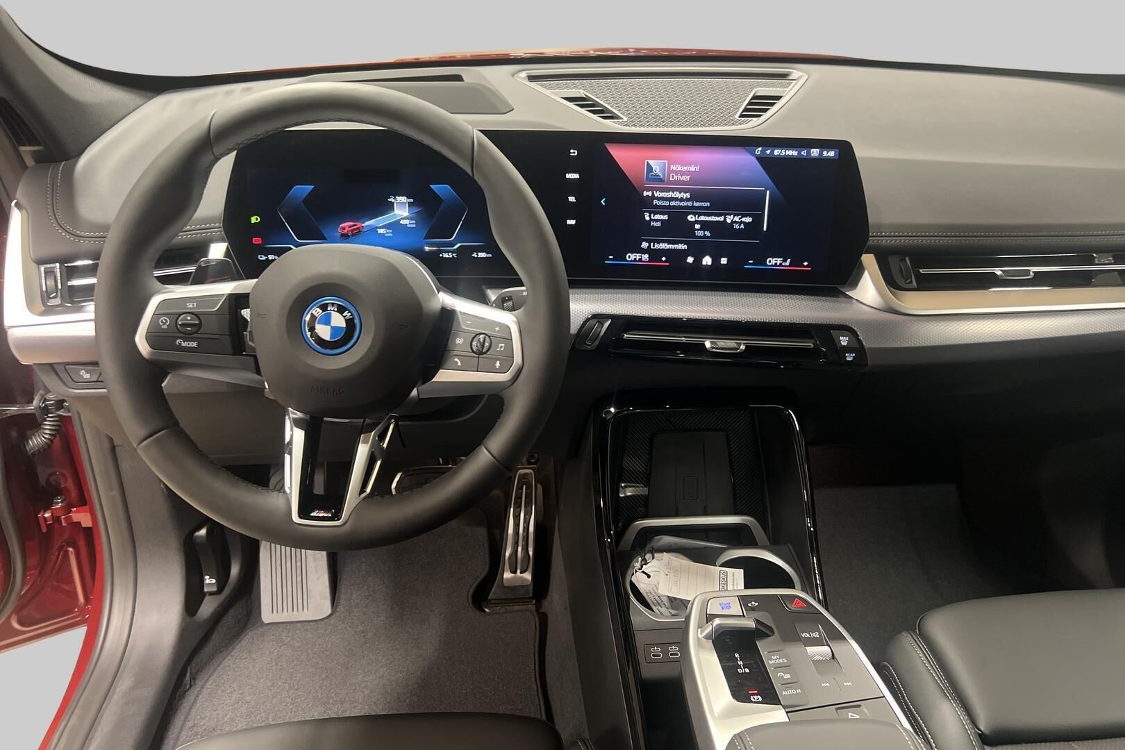 BMW iX1 iso kuva 10