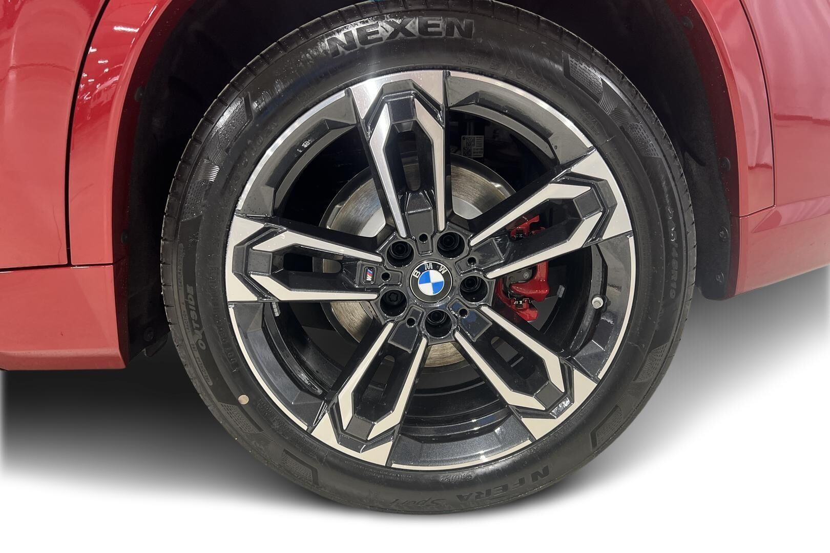 BMW iX1 iso kuva 12