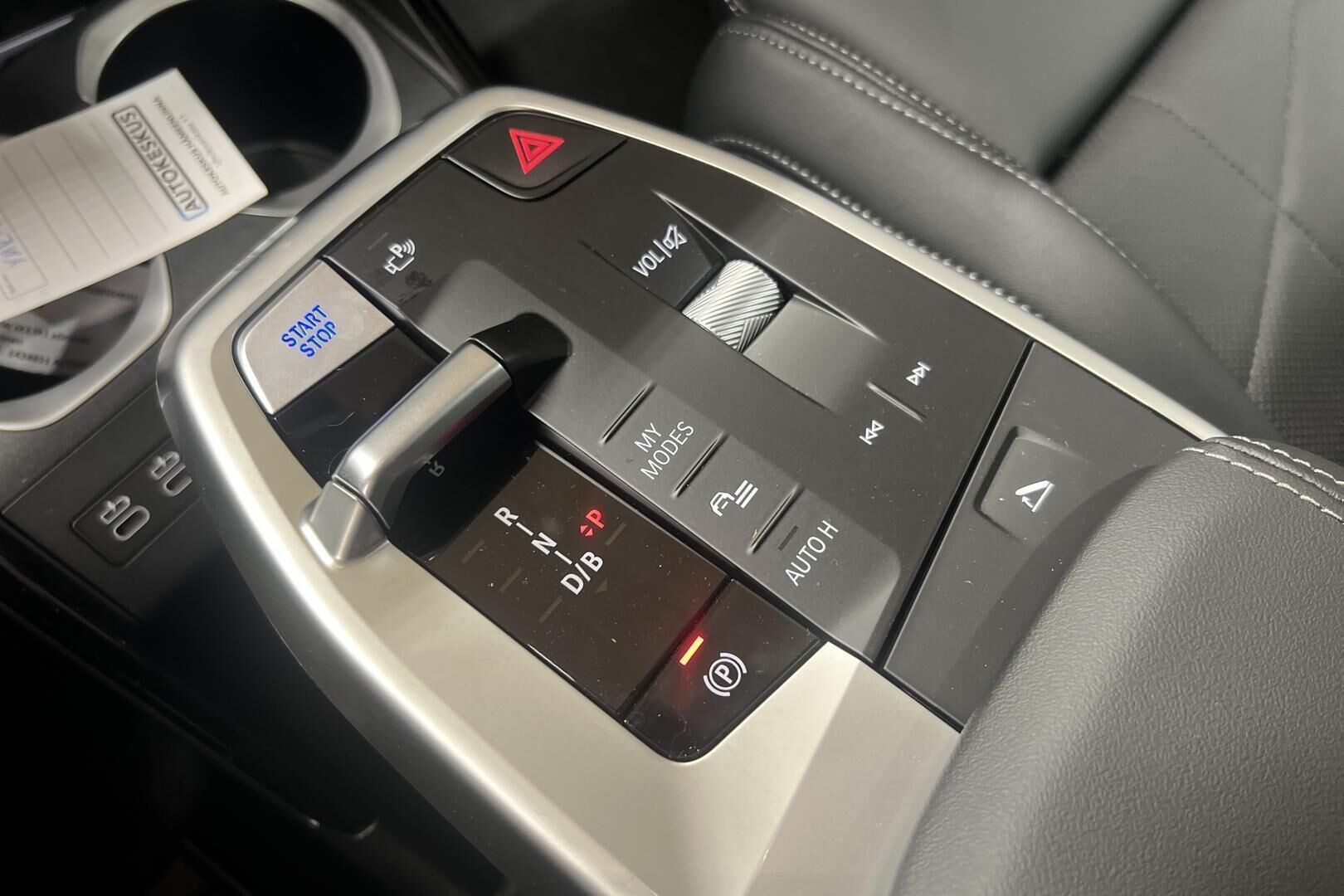 BMW iX1 iso kuva 15
