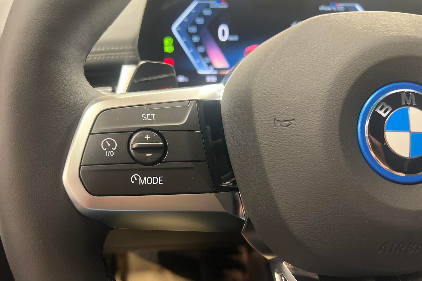 BMW iX1 iso kuva 16