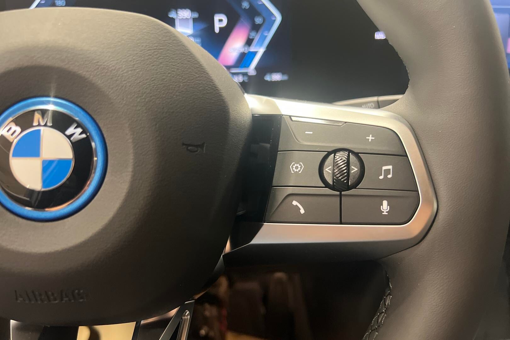 BMW iX1 iso kuva 17