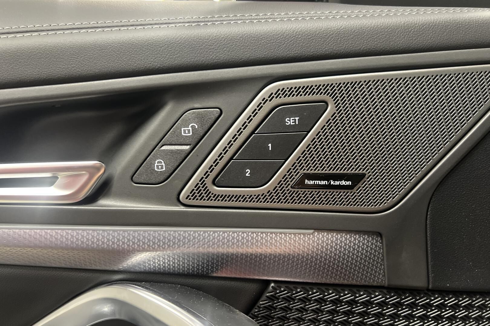 BMW iX1 iso kuva 18