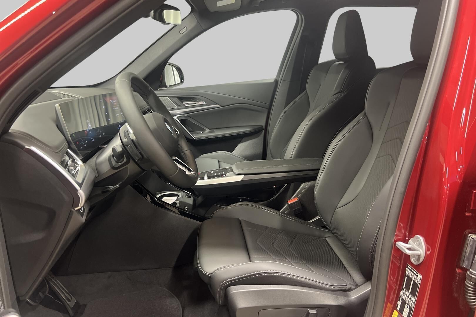 BMW iX1 iso kuva 8