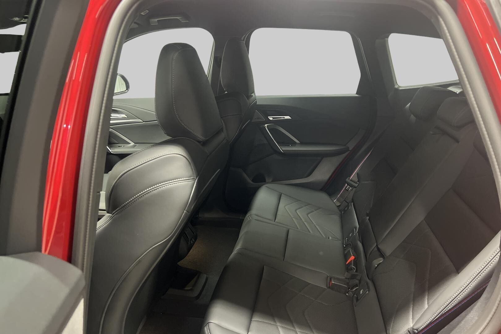 BMW iX1 iso kuva 9