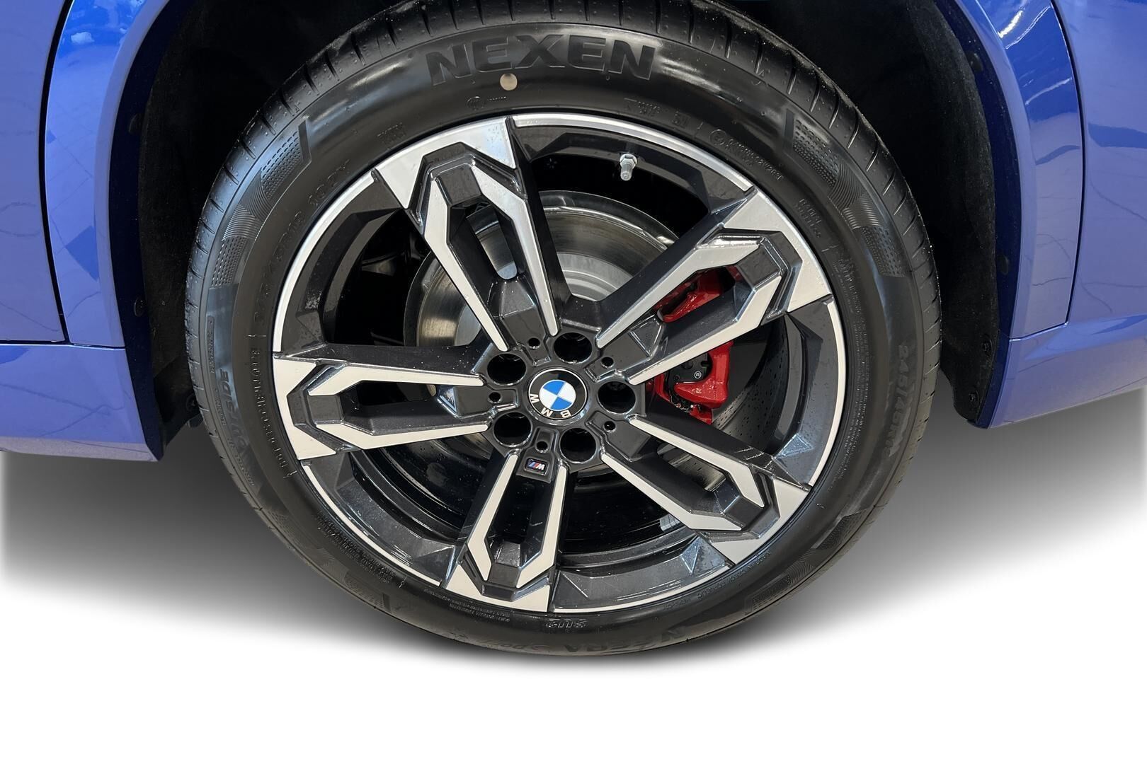 BMW iX1 iso kuva 12