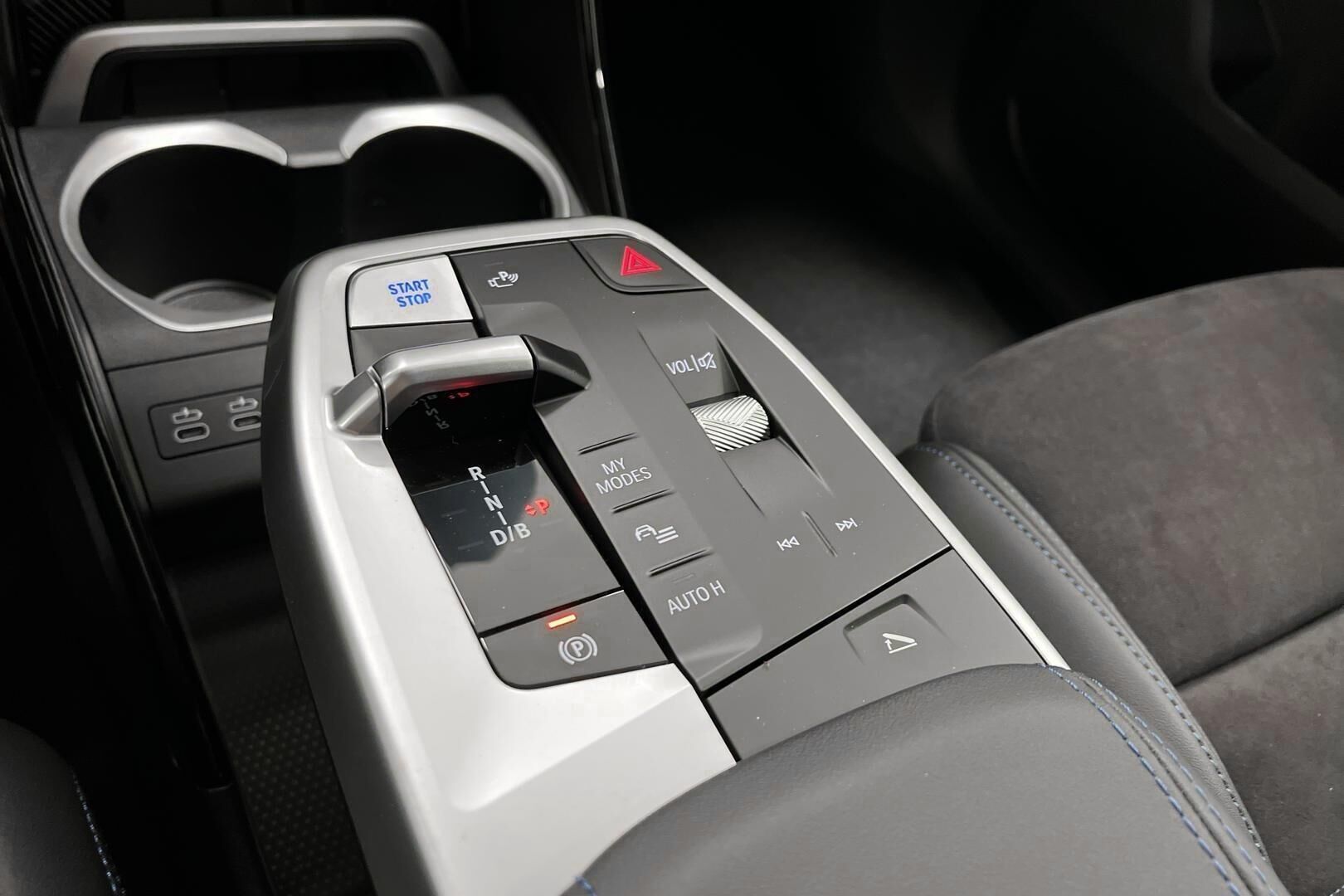 BMW iX1 iso kuva 15