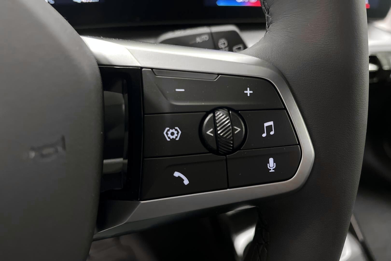 BMW iX1 iso kuva 17