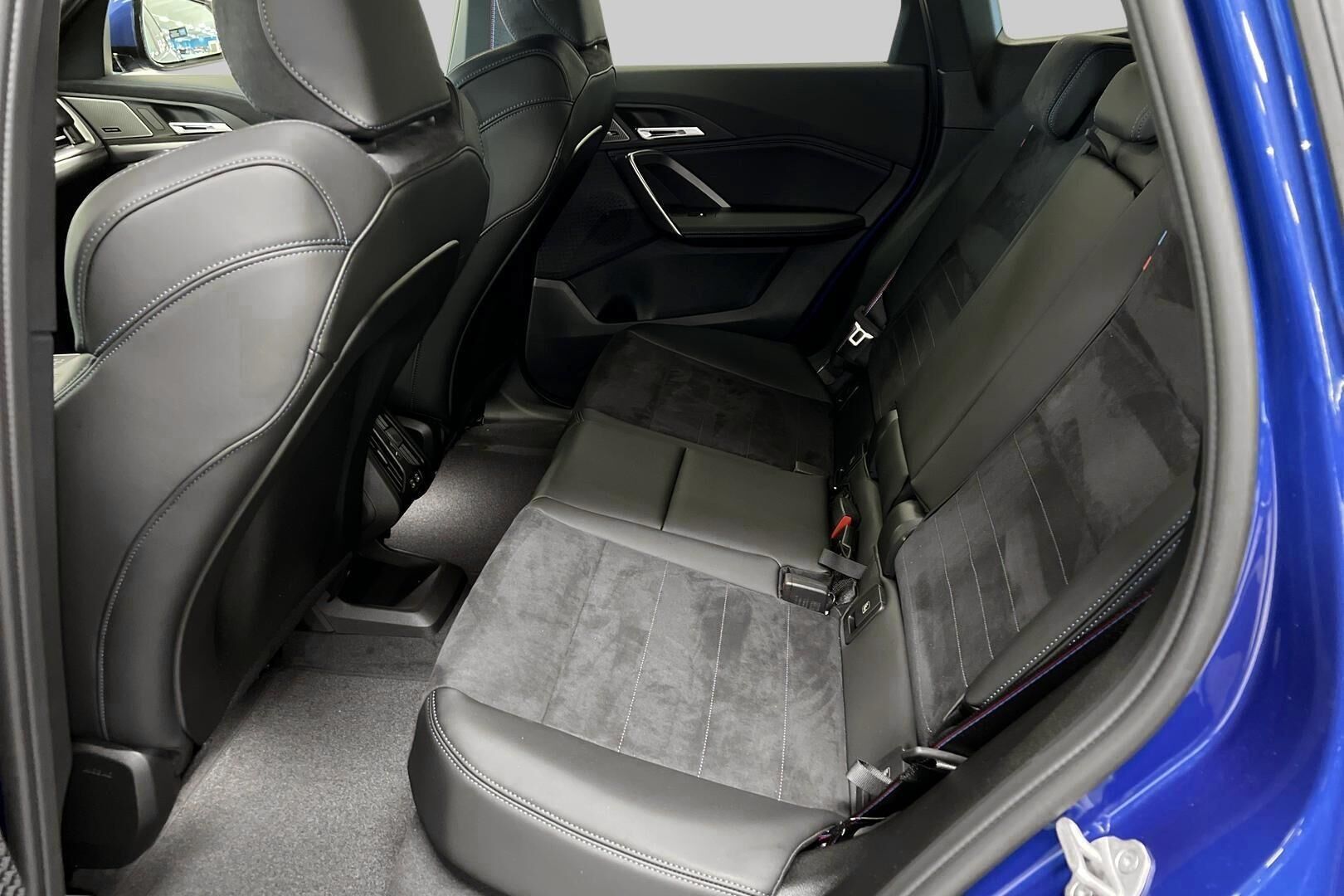 BMW iX1 iso kuva 9