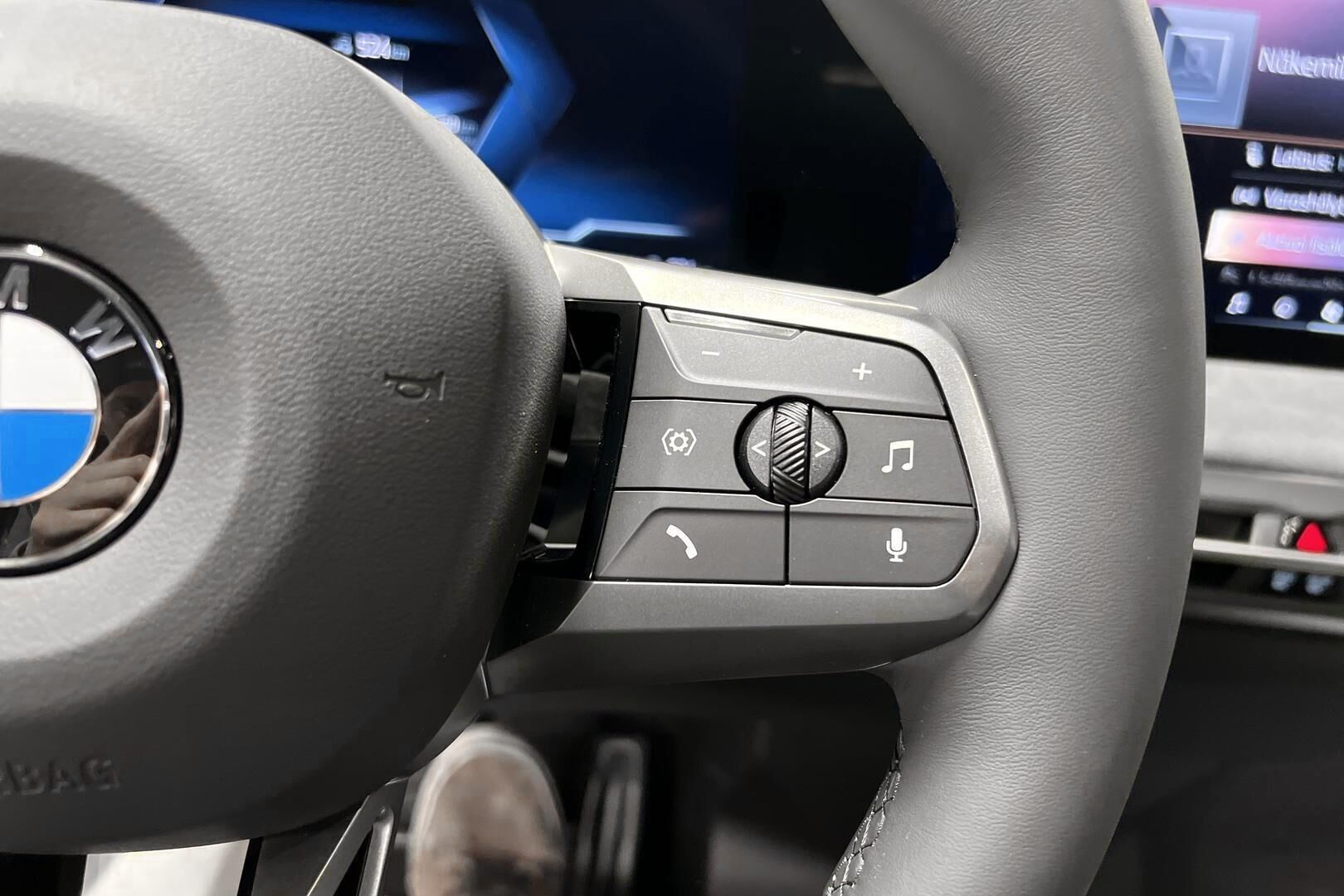 BMW iX iso kuva 16