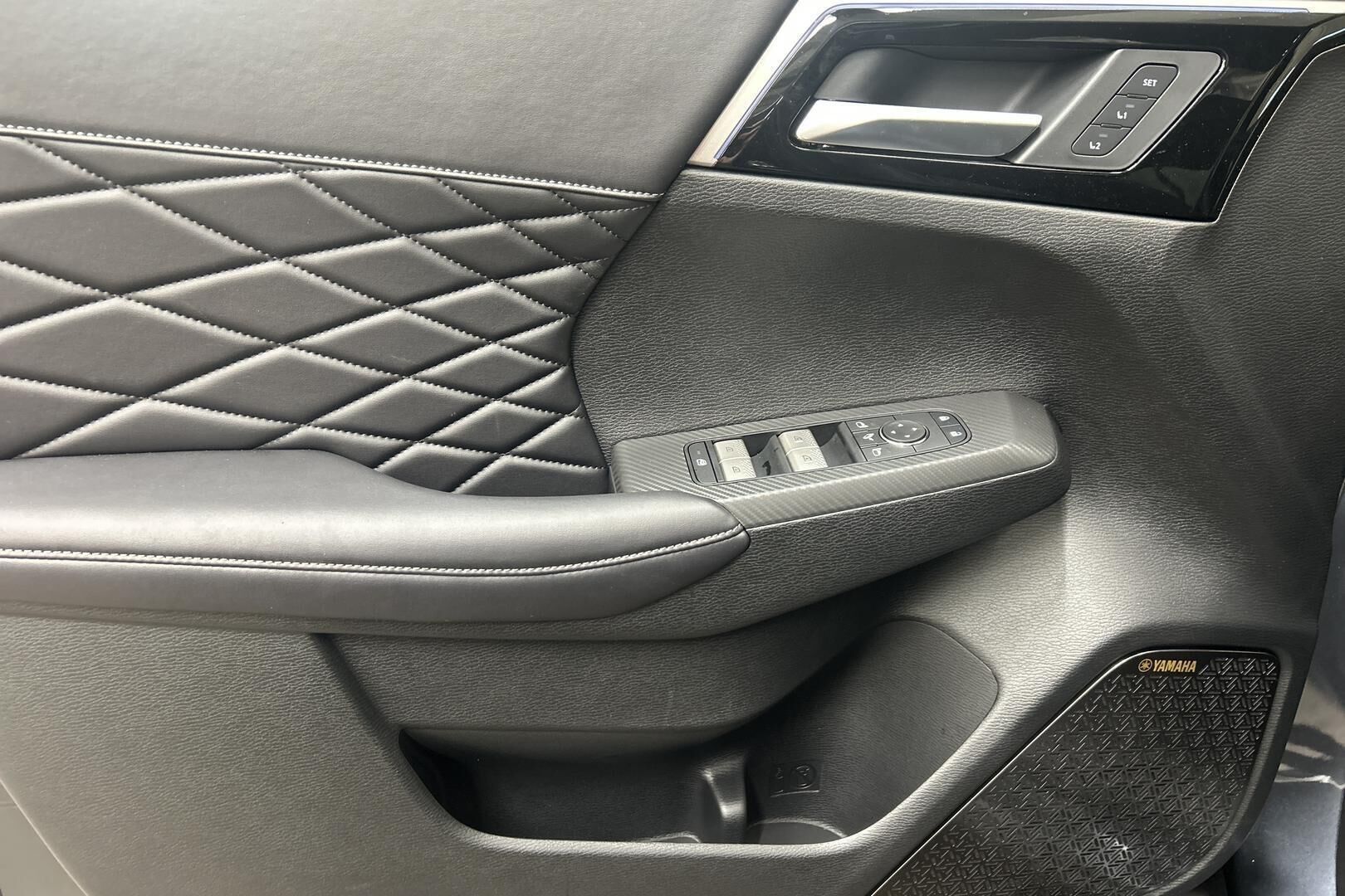 Mitsubishi Outlander iso kuva 13