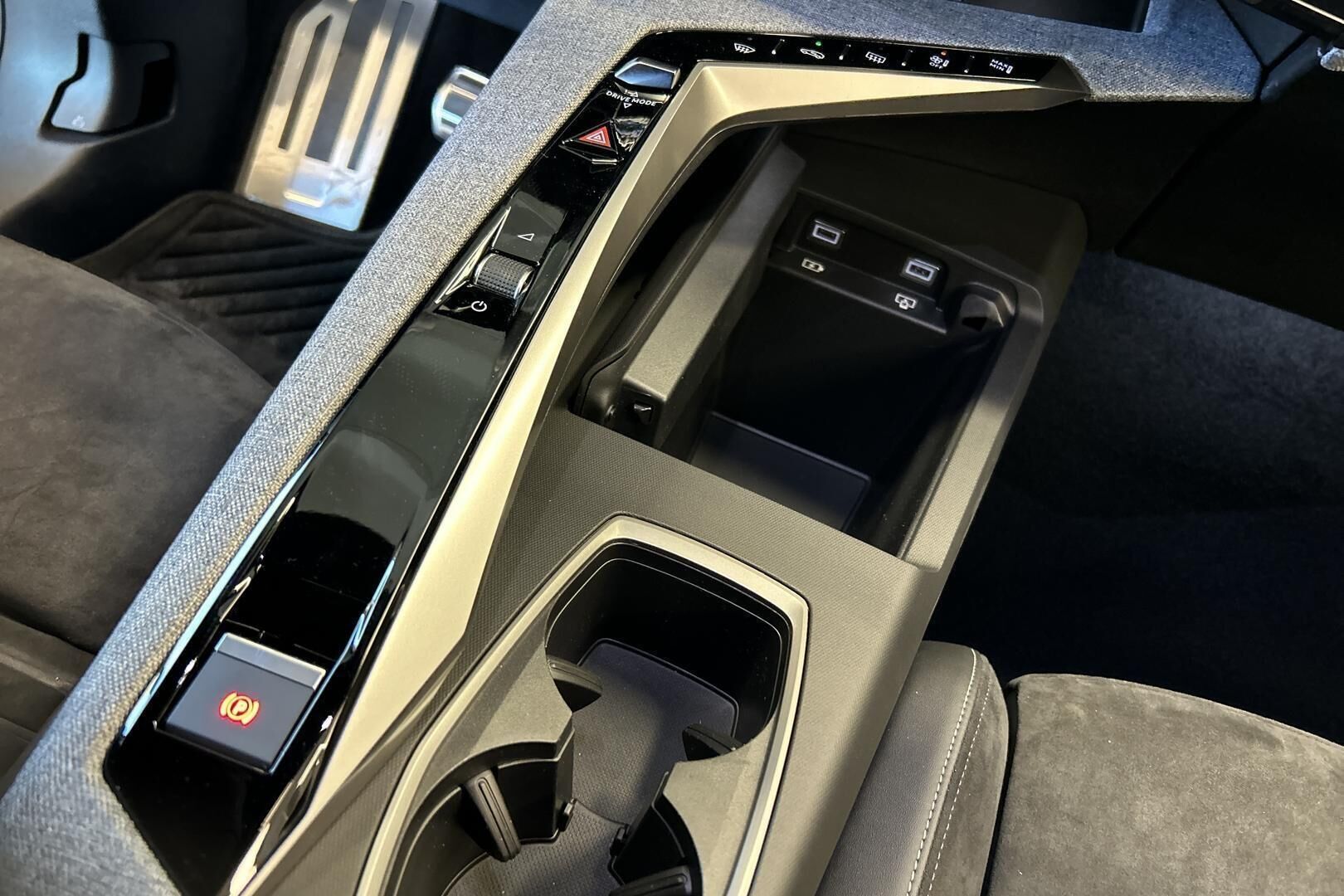 Peugeot E-5008 iso kuva 13