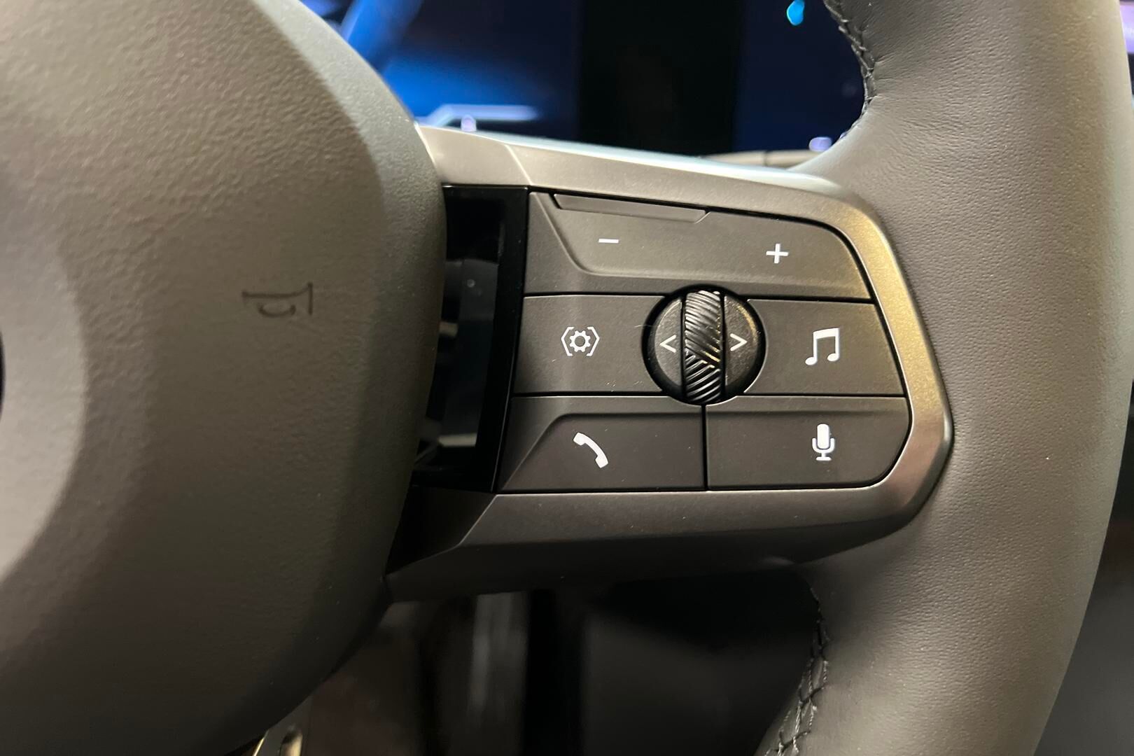 BMW iX iso kuva 19