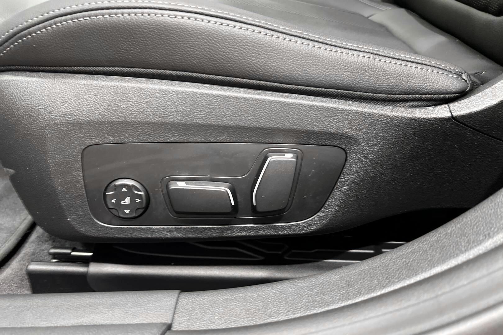 BMW I4 M60 iso kuva 39