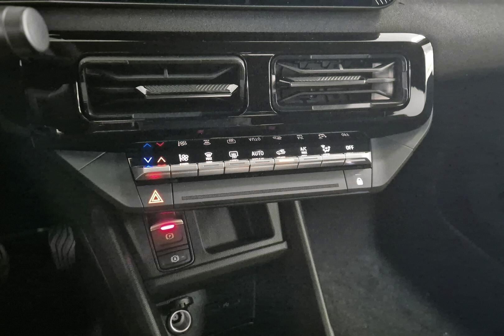 Nissan Micra iso kuva 17