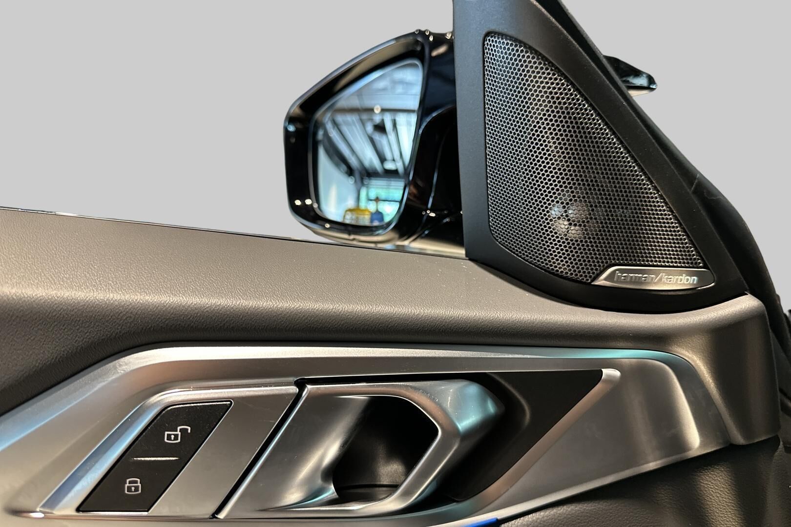 BMW i4 iso kuva 8