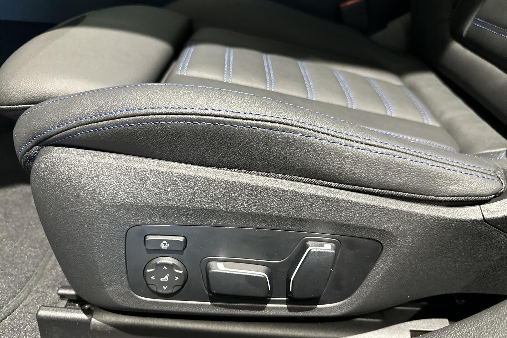BMW i4 iso kuva 9