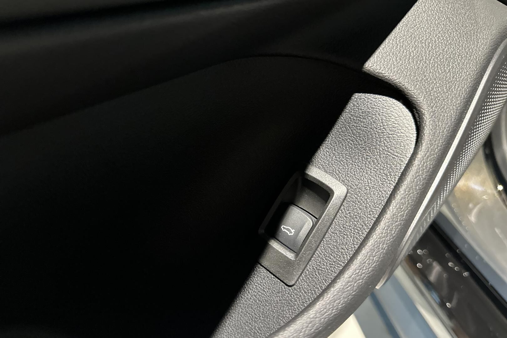 BMW i4 iso kuva 27
