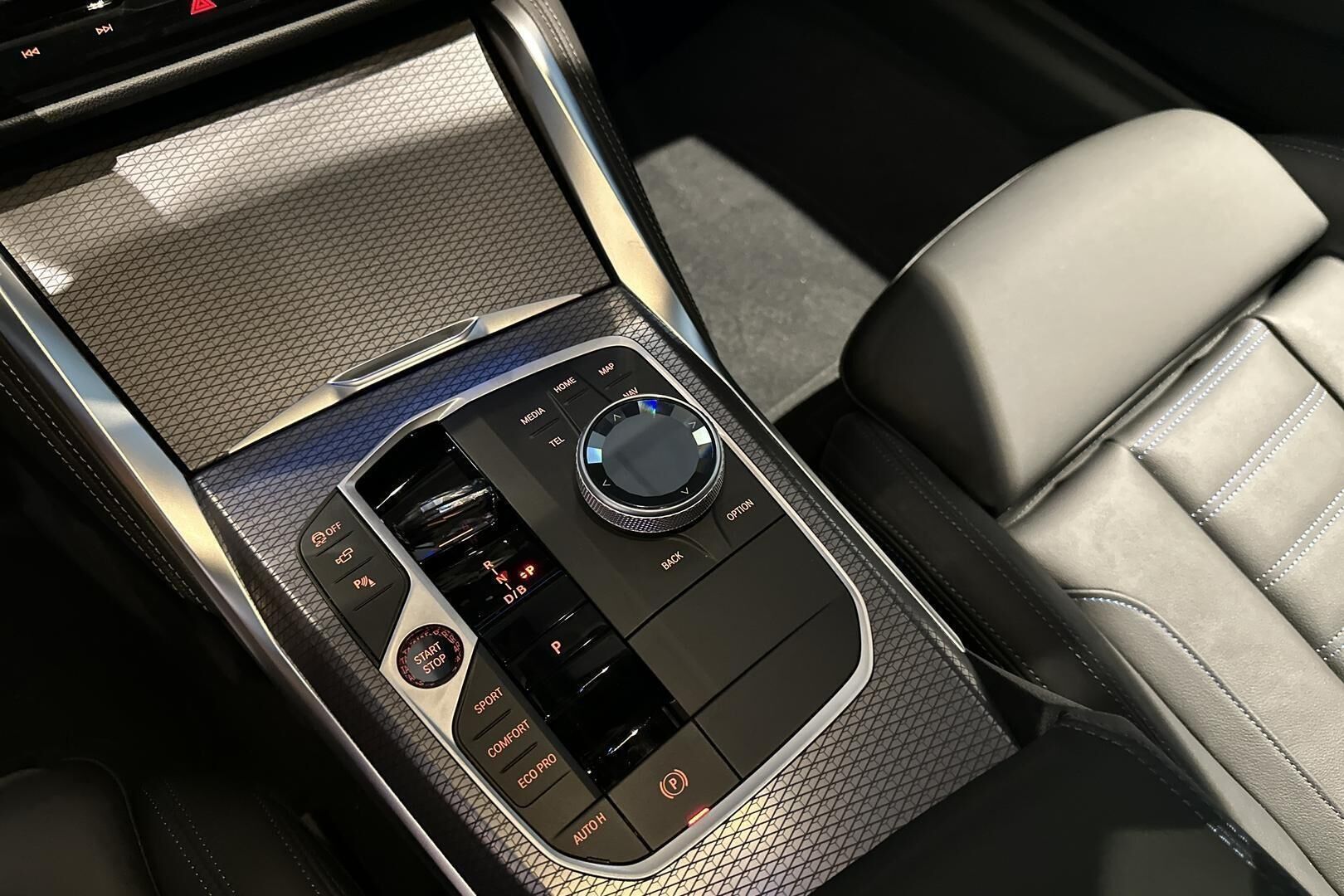 BMW i4 iso kuva 15