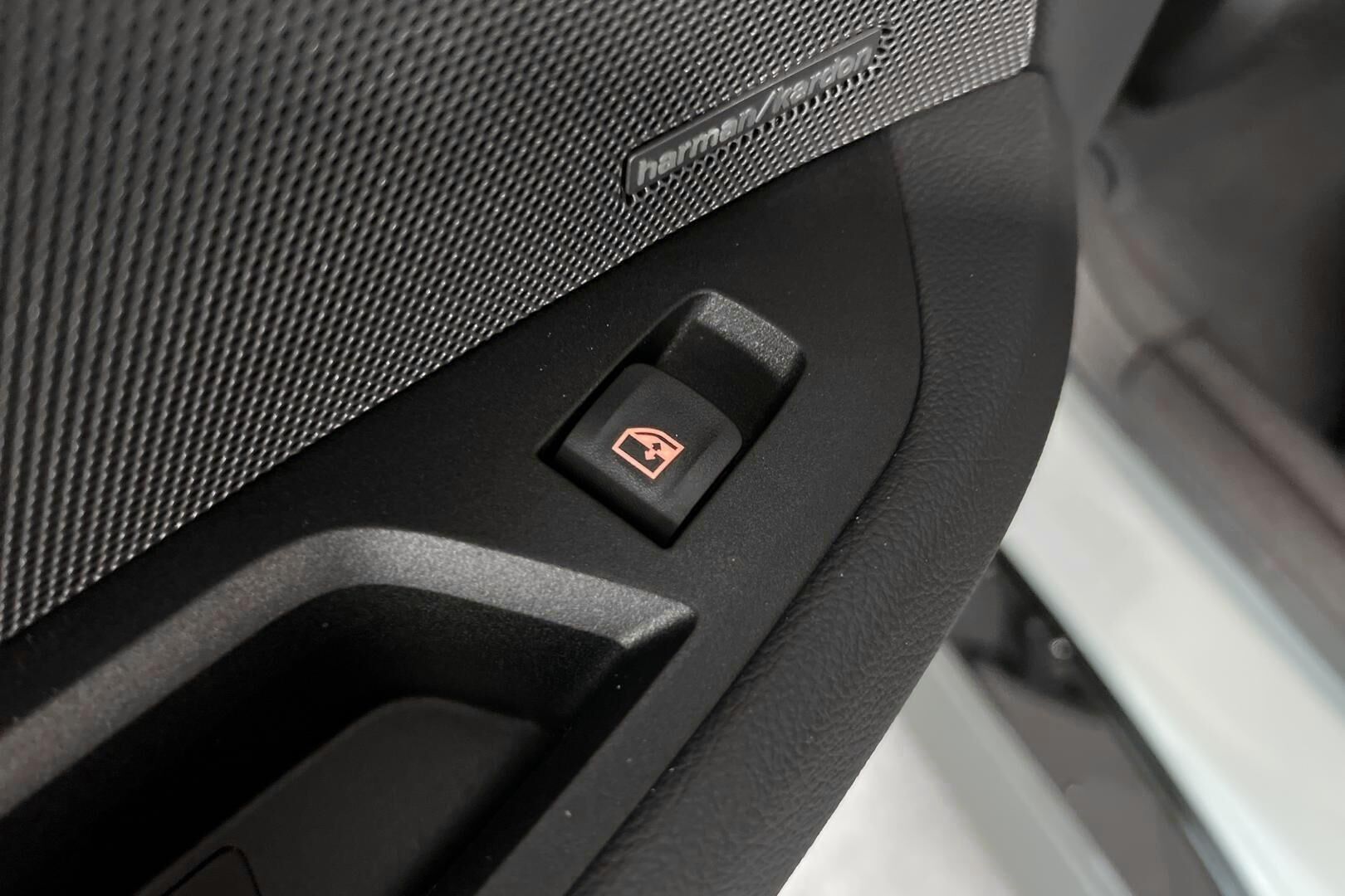 BMW I4 M60 iso kuva 13