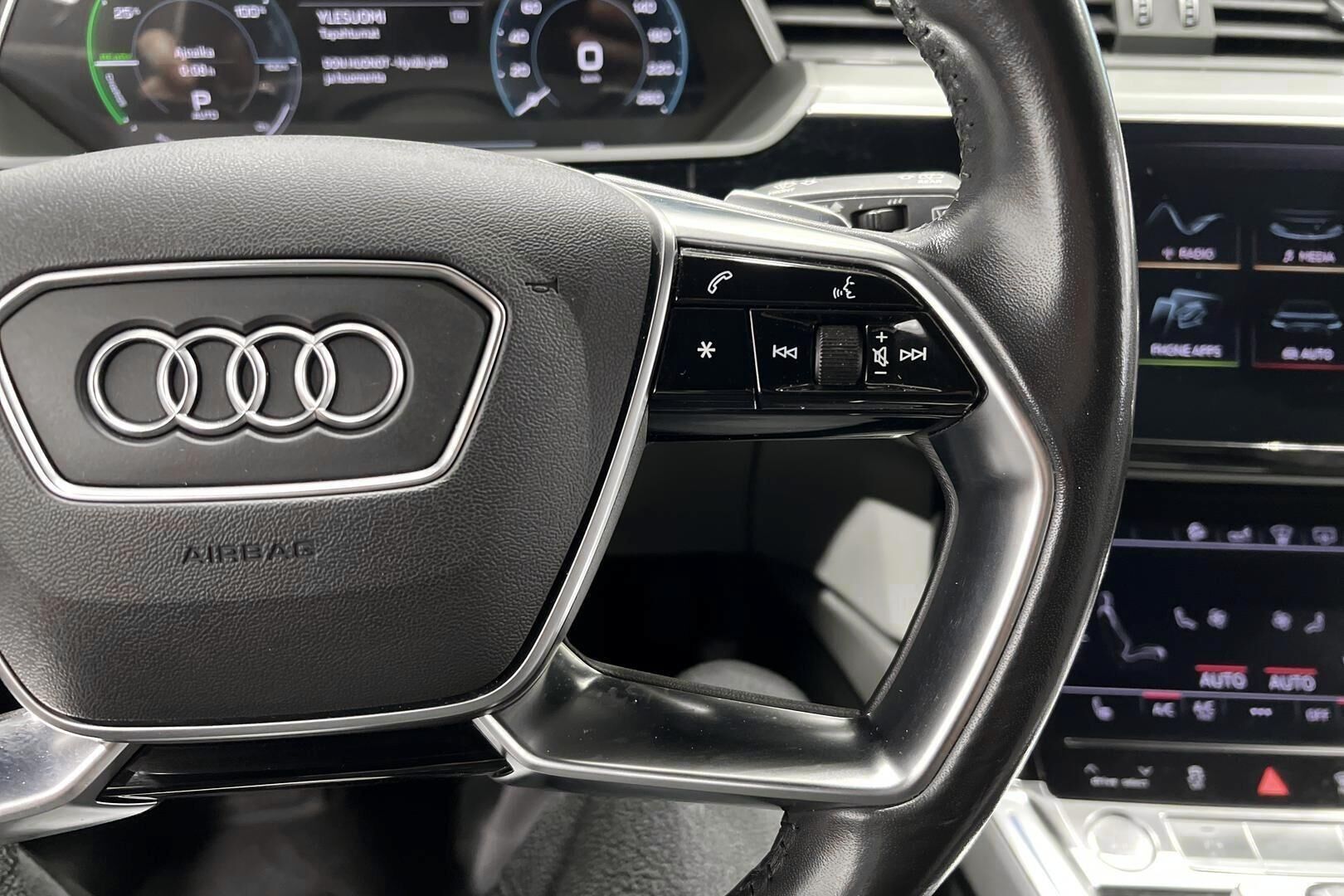 AUDI E-TRON iso kuva 15