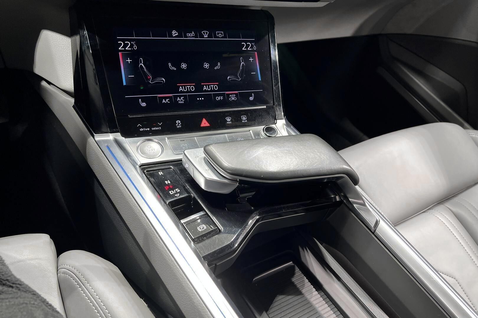 AUDI E-TRON iso kuva 24