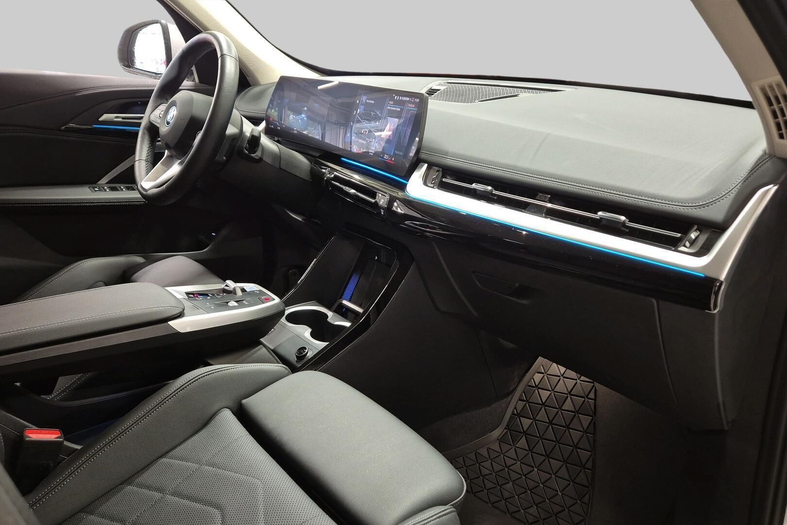 BMW IX1 iso kuva 4