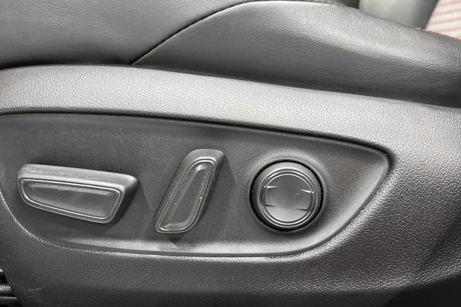 TOYOTA RAV4 PLUG-IN iso kuva 11
