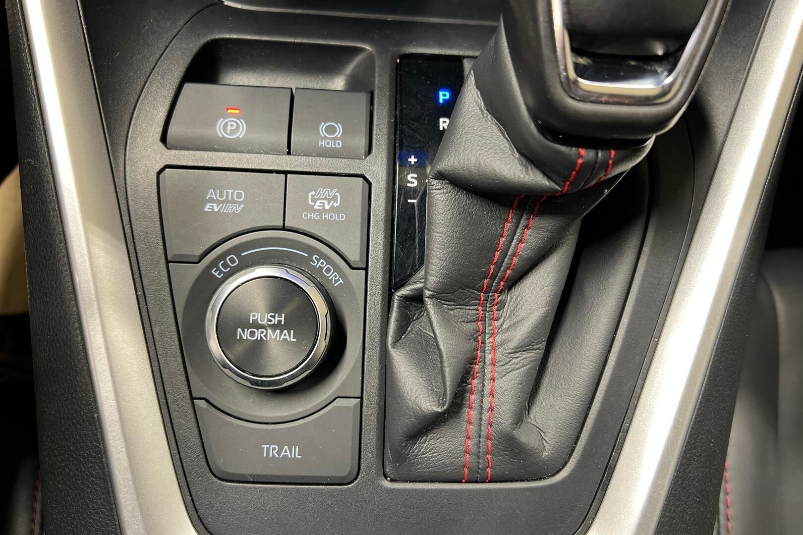 TOYOTA RAV4 PLUG-IN iso kuva 19