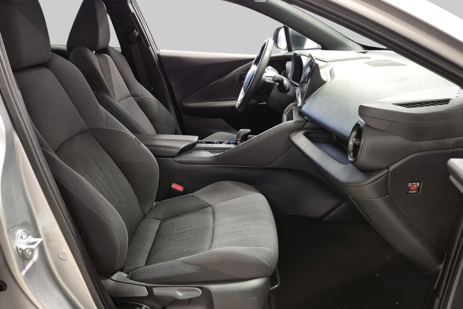 TOYOTA C-HR iso kuva 3